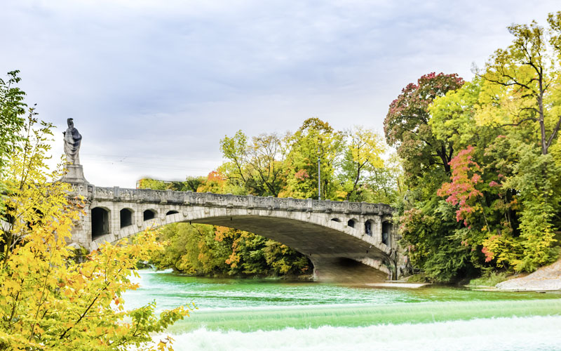 München Bogenhausen Maximiliansbrücke an der Isar